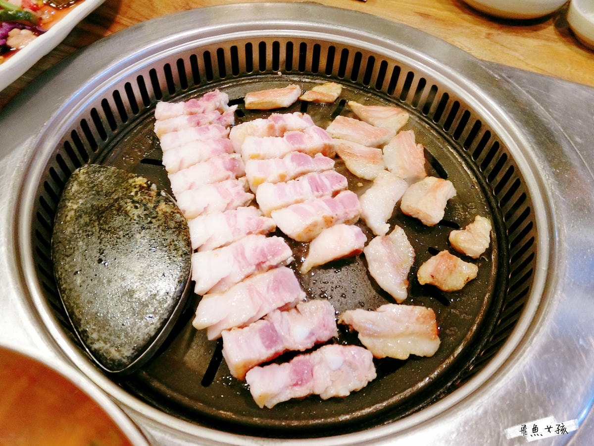 釜山美食 釜山必吃 南浦洞美食 南浦洞烤肉 味贊王鹽烤肉 厚豬五花肉 韓國烤肉