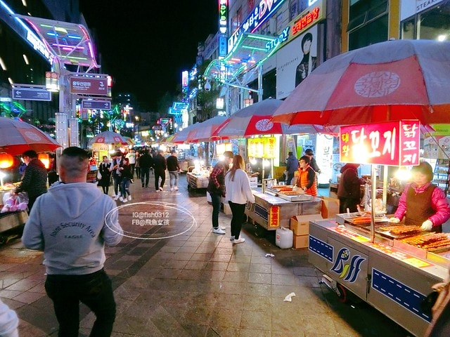 韓國釜山。BIFF廣場 半夜的布帳馬車宵夜 在釜山路邊吃宵夜