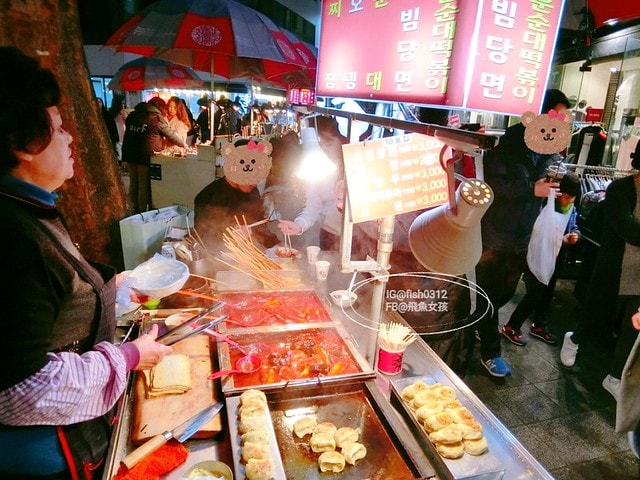 韓國釜山。BIFF廣場 半夜的布帳馬車宵夜 在釜山路邊吃宵夜