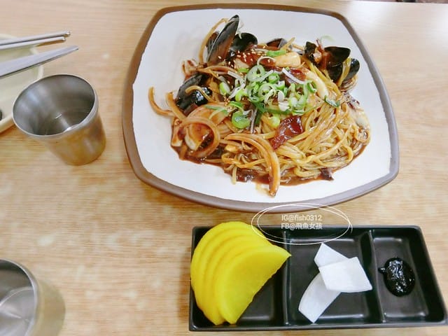 韓國釜山。釜山必去 太宗臺(태종대)搭DANUBI列車 影島燈塔  太宗臺辣海鮮麵  我在釜山搭公車