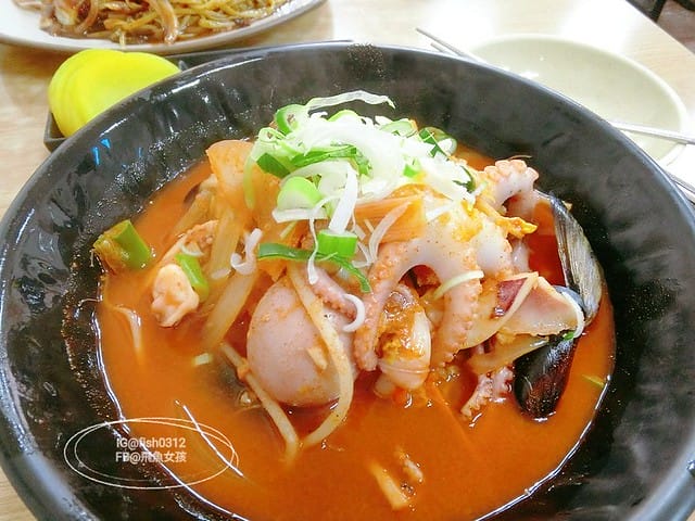 韓國釜山。釜山必去 太宗臺(태종대)搭DANUBI列車 影島燈塔  太宗臺辣海鮮麵  我在釜山搭公車