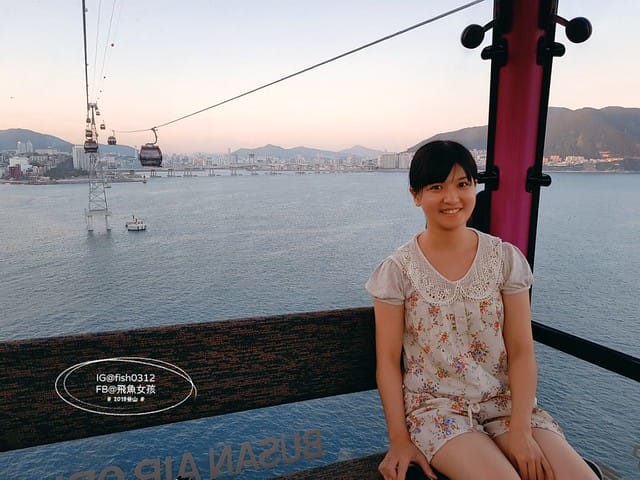 飛魚女孩,釜山景點,松島海上纜車,松島海上纜車交通,松島海上纜車美食,松島海上纜車時間,松島雲端散步路,松島天空步道,松島天空步道2025,松島天空步道交通,釜山松島纜車,釜山松島海上纜車,松島海上纜車預約,松島海上纜車韓文,松島纜車需要預約嗎,甘川到松島,甘川到松島纜車,甘川洞文化村到松島纜車計程車,甘川洞到松島纜車,甘川洞到松島,甘川洞文化村到松島纜車公車,松島纜車韓文地址,松島纜車白淺灘文化村,甘川洞文化村到松島纜車,甘川洞文化村 白淺灘文化村,松島纜車停留時間,松島纜車營業時間
