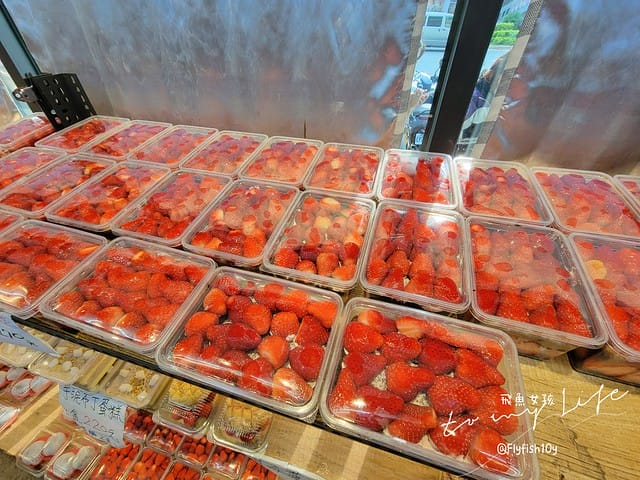 新埔捷運站草莓,果汁媽粉條爸,板橋草莓蛋糕,草莓蛋糕板橋,板橋 草莓,板橋果汁店,果汁媽粉條爸的菜單,新埔 草莓蛋糕,新埔捷運站蛋糕