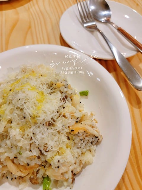 台北中山 隱身在濱江市場裡的童年回憶 小手麵包x 小時候雞排 最簡單就是最美味 文青咖啡廳