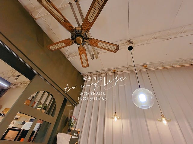 台北中山 隱身在濱江市場裡的童年回憶 小手麵包x 小時候雞排 最簡單就是最美味 文青咖啡廳