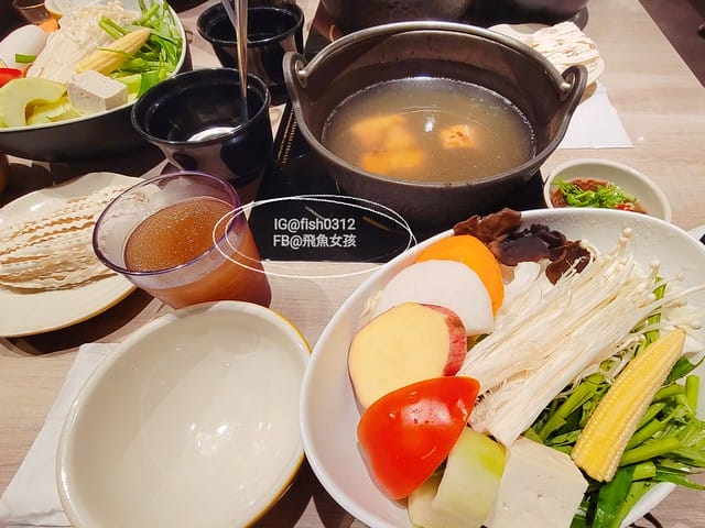 雞湯大叔,雞湯大叔敦北店,濃郁雞湯湯底,文青風火鍋店,台北雞湯火鍋,台北平價雞湯火鍋,小巨蛋美食,小巨蛋火鍋店