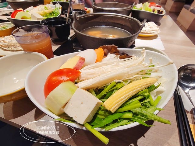 雞湯大叔,雞湯大叔敦北店,濃郁雞湯湯底,文青風火鍋店,台北雞湯火鍋,台北平價雞湯火鍋,小巨蛋美食,小巨蛋火鍋店