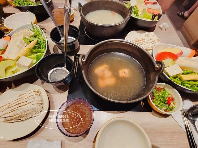 雞湯大叔,雞湯大叔敦北店,濃郁雞湯湯底,文青風火鍋店,台北雞湯火鍋,台北平價雞湯火鍋,小巨蛋美食,小巨蛋火鍋店