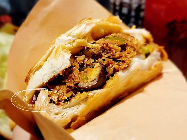 新埔捷運站美食,陝西小吃饃都肉夾饃,饃都肉夾饃,板橋饃都肉夾饃,兩千年前的漢堡,新埔站美食,莒光路美食推薦,饃都肉夾饃評價,饃都肉夾饃好吃嗎,饃都肉夾饃推薦吃什麼,肉夾饃哪裡買,好吃肉夾饃開箱,陝西小吃肉夾饃,爆紅小吃肉夾饃,莒光路小吃食記,新埔站必吃分享