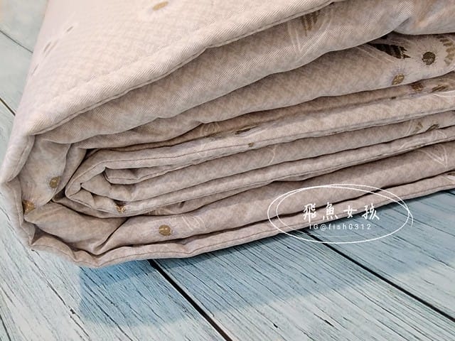 日比家族評價,Vanilli純棉單人涼被,可機洗涼被開箱,純棉涼被使用分享,純棉涼被開箱,三明治車縫法,夏天涼被選擇,百貨公司寢具分享,百貨涼被品牌分享,透氣薄被怎麼挑,涼被推薦dcard,日比家族,日比家族線上購物,百貨專櫃銷售據點CALVIN KLEINCARRARA,涼被是什麼,台灣製涼被,涼感被dcard,夏天涼被推薦 日比家族評價,Vanilli純棉單人涼被,可機洗涼被開箱,純棉涼被使用分享,純棉涼被開箱,三明治車縫法,夏天涼被選擇,百貨公司寢具分享,百貨涼被品牌分享,透氣薄被怎麼挑,涼被推薦dcard,日比家族,日比家族線上購物,百貨專櫃銷售據點CALVIN KLEINCARRARA,涼被是什麼,台灣製涼被,涼感被dcard,夏天涼被推薦