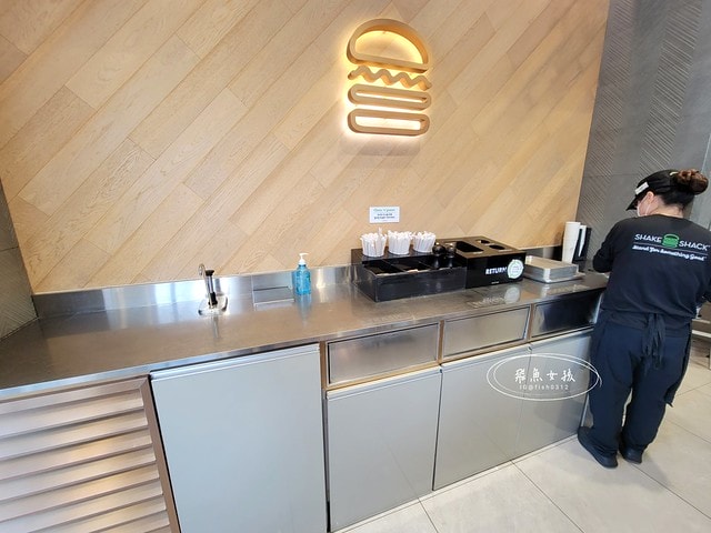 飛魚女孩,跟著飛魚玩首爾,首爾美食,鐘閣站美食,鐘閣站Shake Shack,韓國shake shack分店,shake shack首爾分店,shake shack韓國中文菜單,韓國shake shack推薦,韓國shake shack菜單,韓國shake shack奶昔,韓國shakeshack,shakeshack推薦,shakeshack韓國,shakeshack東大門,shakeshack中文菜單,光化門廣場,景福宮一日遊,普信閣,shakeshac韓國機場,winner聖地巡禮,winner吃過的漢堡店,WINNER追星,姜昇潤宋旻浩在紐約吃的漢堡店,宋旻浩餐廳,姜昇潤漢堡