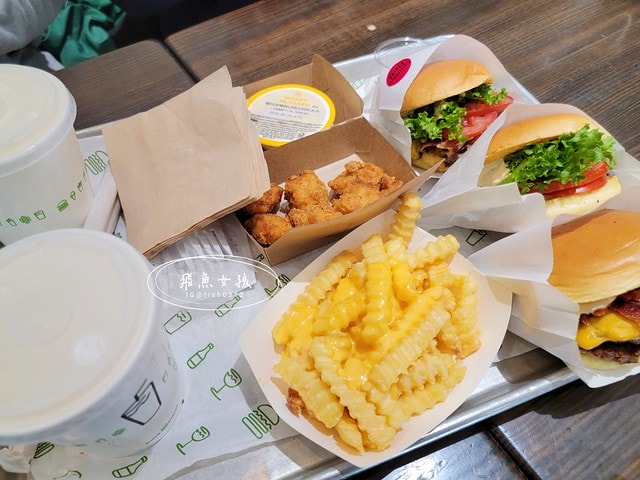 飛魚女孩,跟著飛魚玩首爾,首爾美食,鐘閣站美食,鐘閣站Shake Shack,韓國shake shack分店,shake shack首爾分店,shake shack韓國中文菜單,韓國shake shack推薦,韓國shake shack菜單,韓國shake shack奶昔,韓國shakeshack,shakeshack推薦,shakeshack韓國,shakeshack東大門,shakeshack中文菜單,光化門廣場,景福宮一日遊,普信閣,shakeshac韓國機場,winner聖地巡禮,winner吃過的漢堡店,WINNER追星,姜昇潤宋旻浩在紐約吃的漢堡店,宋旻浩餐廳,姜昇潤漢堡