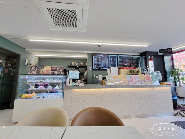 首爾咖啡廳推薦,首爾甜點店推薦,首爾草莓,韓國草莓,景福宮甜點店,景福宮咖啡廳,U:Dally,카페유달리,韓國草莓牛奶,首爾美食推薦