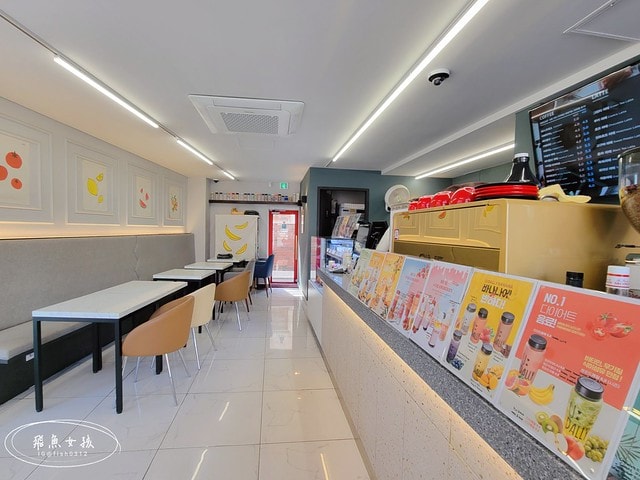 首爾咖啡廳推薦,首爾甜點店推薦,首爾草莓,韓國草莓,景福宮甜點店,景福宮咖啡廳,U:Dally,카페유달리,韓國草莓牛奶,首爾美食推薦