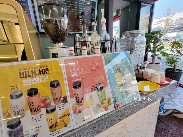 首爾咖啡廳推薦,首爾甜點店推薦,首爾草莓,韓國草莓,景福宮甜點店,景福宮咖啡廳,U:Dally,카페유달리,韓國草莓牛奶,首爾美食推薦