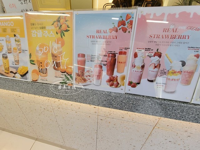 首爾咖啡廳推薦,首爾甜點店推薦,首爾草莓,韓國草莓,景福宮甜點店,景福宮咖啡廳,U:Dally,카페유달리,韓國草莓牛奶,首爾美食推薦