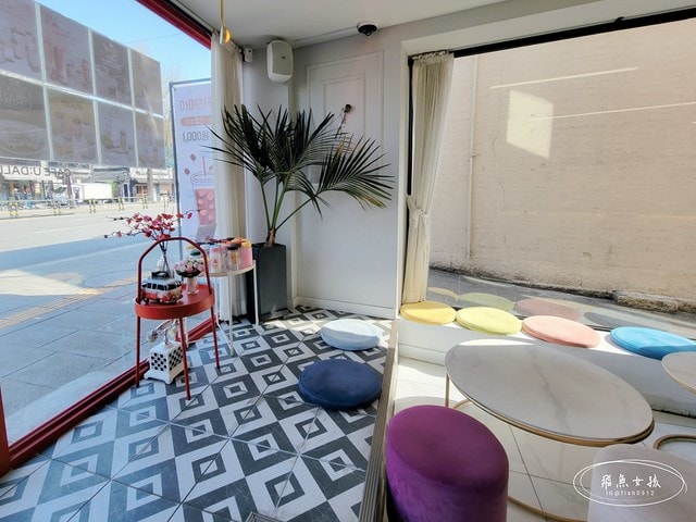 首爾咖啡廳推薦,首爾甜點店推薦,首爾草莓,韓國草莓,景福宮甜點店,景福宮咖啡廳,U:Dally,카페유달리,韓國草莓牛奶,首爾美食推薦