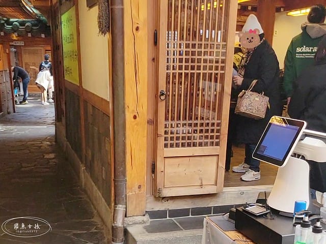 跟著飛魚玩首爾,飛魚女孩,韓國自由行,首爾自由行,首爾自由行5天4夜,世宗飲食文化街,世宗飲食文化街美食,景福宮美食,景福宮美食推薦,首爾西村,首爾西大門,防彈少年團RM,防彈少年團首爾宣傳片,世宗村飲食文化街,景福宮景點,景福宮一日遊,景福宮北村韓屋村距離,景福宮光化門,光化門廣場,首爾西村美食,土俗村蔘雞湯2024低消,土俗村蔘雞湯低消,土俗村蔘雞湯有低消