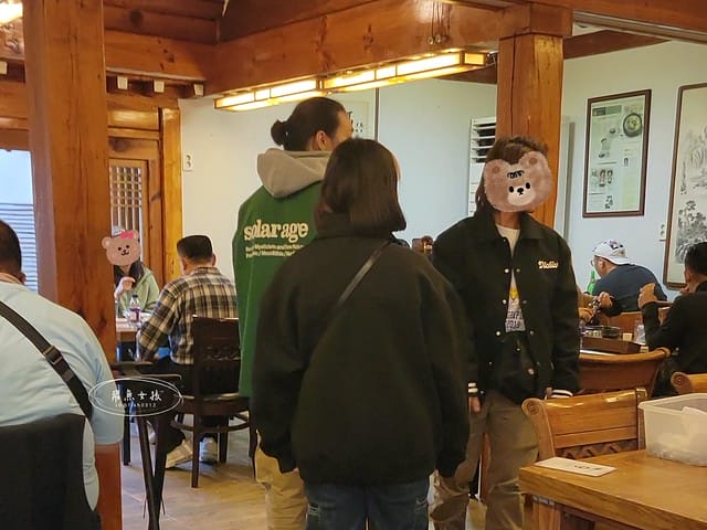 跟著飛魚玩首爾,飛魚女孩,韓國自由行,首爾自由行,首爾自由行5天4夜,世宗飲食文化街,世宗飲食文化街美食,景福宮美食,景福宮美食推薦,首爾西村,首爾西大門,防彈少年團RM,防彈少年團首爾宣傳片,世宗村飲食文化街,景福宮景點,景福宮一日遊,景福宮北村韓屋村距離,景福宮光化門,光化門廣場,首爾西村美食,土俗村蔘雞湯2024低消,土俗村蔘雞湯低消,土俗村蔘雞湯有低消