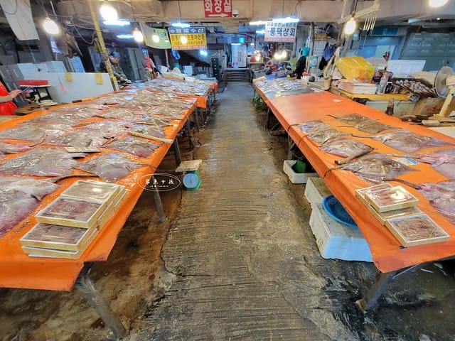 Netflix黑白大廚,阿姨無菜單料理一號,姨母無菜單安東家,姨母無菜單,,阿姨無菜單料理餐廳,跟著飛魚玩首爾,首爾景點,京東市場,京東市場星巴克,京東市場美食,京東1960店,星巴克京東市場,首爾旅遊推薦,京東1960咖啡,京東1960店評價,星巴克京東1960,首爾京東市場美食,首爾人蔘市場,星巴克京東1960店,祭基洞京東市場,祭基洞,스타벅스경동1960점,京東市場交通,清涼里美食,清涼里市場,首爾景點dcard,韓國首爾秘境dcard,一個人去韓國dcard,首爾市場推薦,韓國市場必買ppt,京東市場美食推薦,京東市場地下食堂