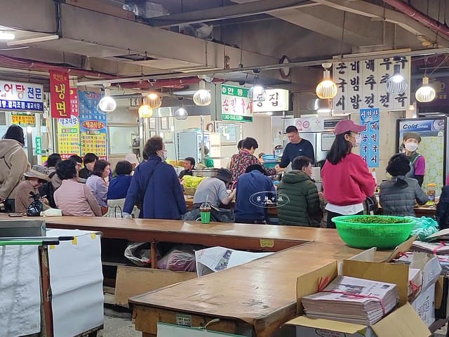 Netflix黑白大廚,阿姨無菜單料理一號,姨母無菜單安東家,姨母無菜單,,阿姨無菜單料理餐廳,跟著飛魚玩首爾,首爾景點,京東市場,京東市場星巴克,京東市場美食,京東1960店,星巴克京東市場,首爾旅遊推薦,京東1960咖啡,京東1960店評價,星巴克京東1960,首爾京東市場美食,首爾人蔘市場,星巴克京東1960店,祭基洞京東市場,祭基洞,스타벅스경동1960점,京東市場交通,清涼里美食,清涼里市場,首爾景點dcard,韓國首爾秘境dcard,一個人去韓國dcard,首爾市場推薦,韓國市場必買ppt,京東市場美食推薦,京東市場地下食堂