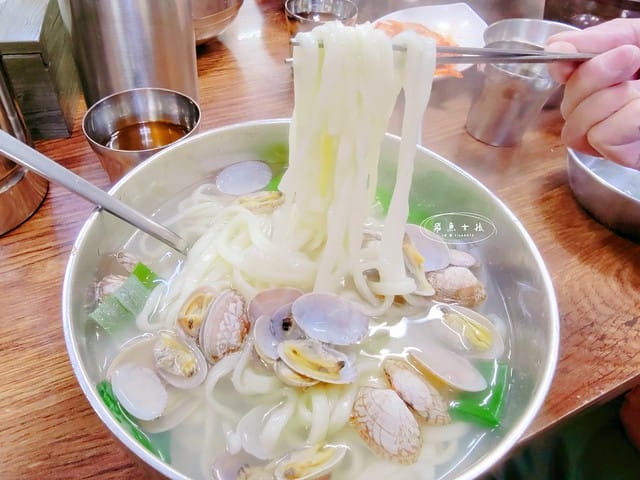 跟著飛魚玩首爾,首爾景點,京東市場,京東市場星巴克,京東市場美食,京東1960店,星巴克京東市場,首爾旅遊推薦,京東1960咖啡,京東1960店評價,星巴克京東1960,首爾京東市場美食,首爾人蔘市場,星巴克京東1960店,祭基洞京東市場,祭基洞,스타벅스경동1960점,京東市場交通,清涼里美食,清涼里市場,首爾景點dcard,韓國首爾秘境dcard,一個人去韓國dcard,首爾市場推薦,韓國市場必買ppt,京東市場美食推薦,京東市場地下食堂