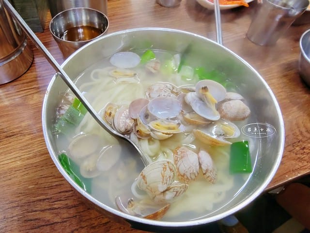 Netflix黑白大廚,阿姨無菜單料理一號,姨母無菜單安東家,姨母無菜單,,阿姨無菜單料理餐廳,跟著飛魚玩首爾,首爾景點,京東市場,京東市場星巴克,京東市場美食,京東1960店,星巴克京東市場,首爾旅遊推薦,京東1960咖啡,京東1960店評價,星巴克京東1960,首爾京東市場美食,首爾人蔘市場,星巴克京東1960店,祭基洞京東市場,祭基洞,스타벅스경동1960점,京東市場交通,清涼里美食,清涼里市場,首爾景點dcard,韓國首爾秘境dcard,一個人去韓國dcard,首爾市場推薦,韓國市場必買ppt,京東市場美食推薦,京東市場地下食堂