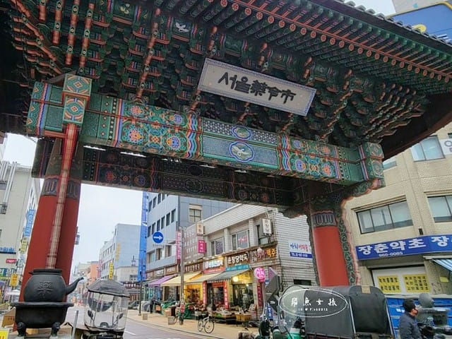 跟著飛魚玩首爾,首爾景點,京東市場,京東市場星巴克,京東市場美食,京東1960店,星巴克京東市場,首爾旅遊推薦,京東1960咖啡,京東1960店評價,星巴克京東1960,首爾京東市場美食,首爾人蔘市場,星巴克京東1960店,祭基洞京東市場,祭基洞,스타벅스경동1960점,京東市場交通,清涼里美食,清涼里市場,首爾景點dcard,韓國首爾秘境dcard,一個人去韓國dcard,首爾市場推薦,韓國市場必買ppt,京東市場美食推薦,京東市場地下食堂