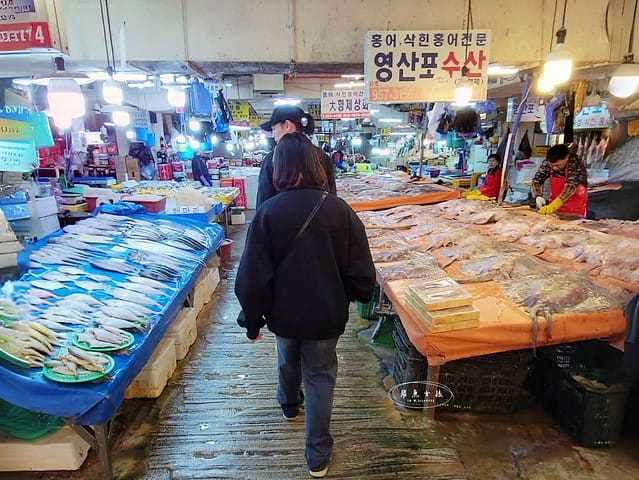 Netflix黑白大廚,阿姨無菜單料理一號,姨母無菜單安東家,姨母無菜單,,阿姨無菜單料理餐廳,跟著飛魚玩首爾,首爾景點,京東市場,京東市場星巴克,京東市場美食,京東1960店,星巴克京東市場,首爾旅遊推薦,京東1960咖啡,京東1960店評價,星巴克京東1960,首爾京東市場美食,首爾人蔘市場,星巴克京東1960店,祭基洞京東市場,祭基洞,스타벅스경동1960점,京東市場交通,清涼里美食,清涼里市場,首爾景點dcard,韓國首爾秘境dcard,一個人去韓國dcard,首爾市場推薦,韓國市場必買ppt,京東市場美食推薦,京東市場地下食堂