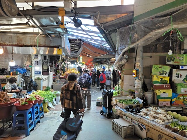 跟著飛魚玩首爾,首爾景點,京東市場,京東市場星巴克,京東市場美食,京東1960店,星巴克京東市場,首爾旅遊推薦,京東1960咖啡,京東1960店評價,星巴克京東1960,首爾京東市場美食,首爾人蔘市場,星巴克京東1960店,祭基洞京東市場,祭基洞,스타벅스경동1960점,京東市場交通,清涼里美食,清涼里市場,首爾景點dcard,韓國首爾秘境dcard,一個人去韓國dcard,首爾市場推薦,韓國市場必買ppt