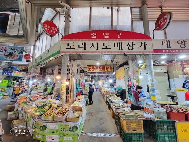 跟著飛魚玩首爾,首爾景點,京東市場,京東市場星巴克,京東市場美食,京東1960店,星巴克京東市場,首爾旅遊推薦,京東1960咖啡,京東1960店評價,星巴克京東1960,首爾京東市場美食,首爾人蔘市場,星巴克京東1960店,祭基洞京東市場,祭基洞,스타벅스경동1960점,京東市場交通,清涼里美食,清涼里市場,首爾景點dcard,韓國首爾秘境dcard,一個人去韓國dcard,首爾市場推薦,韓國市場必買ppt