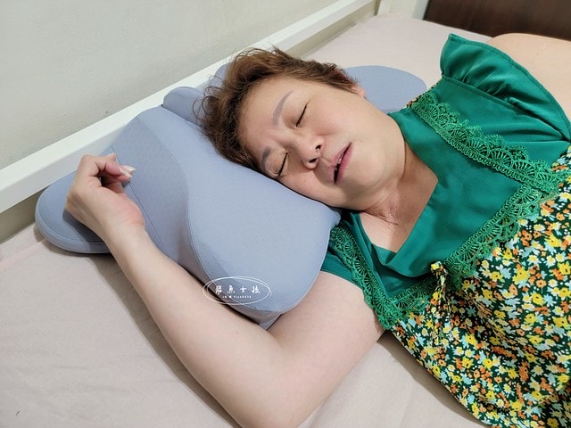 四花軟居評價,牽引安眠枕評價,牽引安眠枕好用嗎,頸部支撐枕頭分享,功能性枕頭開箱,放鬆頸部枕頭推薦,肩頸痠痛枕頭分享,改善睡眠枕頭心得,按摩枕頭使用心得,睡眠障礙枕頭分享,護頸設計枕頭開箱,人體工學枕頭分享,適合側睡的枕頭推薦,不易塌枕頭心得,牽引安眠枕評價,改善肩頸痠痛枕頭分享,護頸設計枕頭推薦,失眠枕頭推薦ptt,枕頭推薦dcard,枕頭試躺ptt,好睡的枕頭ptt,好睡的枕頭dcard,肩頸痠痛枕頭推薦