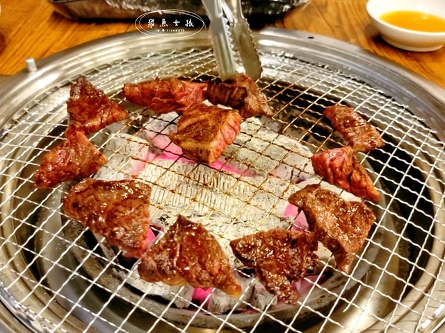 馬場洞,跟著飛魚玩韓國,馬場洞畜產市場,馬場洞韓牛,馬場洞,馬場洞韓牛一條街,馬場洞韓牛交通,馬場洞韓牛推薦,馬場洞自然畜產,馬場洞韓牛市場,馬場洞韓牛dcard,馬場洞怎麼去,馬場洞韓文,馬場洞餐廳,馬場洞地鐵出口,明洞韓牛推薦dcard,首爾韓牛推薦dcard,首爾韓牛dcard,明洞24小時烤肉,馬場洞景點,馬場洞韓牛營業時間,馬場洞地鐵,首爾韓牛1++,首爾韓牛餐廳,韓國韓牛推薦,首爾韓牛餐廳推薦,馬場洞韓牛村,馬場洞韓牛交通,馬場洞韓牛村 菜單