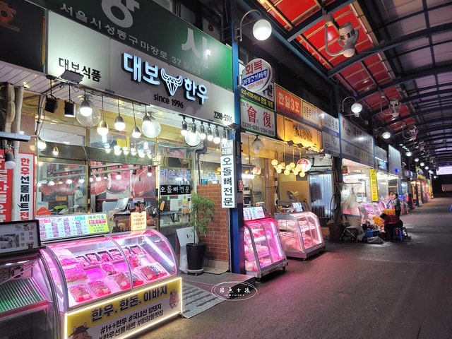 馬場洞,跟著飛魚玩韓國,馬場洞畜產市場,馬場洞韓牛,馬場洞,馬場洞韓牛一條街,馬場洞韓牛交通,馬場洞韓牛推薦,馬場洞自然畜產,馬場洞韓牛市場,馬場洞韓牛dcard,馬場洞怎麼去,馬場洞韓文,馬場洞餐廳,馬場洞地鐵出口,明洞韓牛推薦dcard,首爾韓牛推薦dcard,首爾韓牛dcard,明洞24小時烤肉,馬場洞景點,馬場洞韓牛營業時間,馬場洞地鐵,首爾韓牛1++,首爾韓牛餐廳,韓國韓牛推薦,首爾韓牛餐廳推薦,馬場洞韓牛村,馬場洞韓牛交通,馬場洞韓牛村 菜單