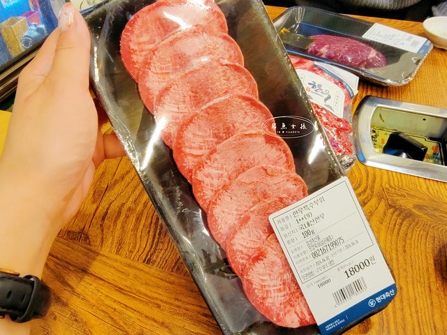 馬場洞,跟著飛魚玩韓國,馬場洞畜產市場,馬場洞韓牛,馬場洞,馬場洞韓牛一條街,馬場洞韓牛交通,馬場洞韓牛推薦,馬場洞自然畜產,馬場洞韓牛市場,馬場洞韓牛dcard,馬場洞怎麼去,馬場洞韓文,馬場洞餐廳,馬場洞地鐵出口,明洞韓牛推薦dcard,首爾韓牛推薦dcard,首爾韓牛dcard,明洞24小時烤肉,馬場洞景點,馬場洞韓牛營業時間,馬場洞地鐵,首爾韓牛1++,首爾韓牛餐廳,韓國韓牛推薦,首爾韓牛餐廳推薦,馬場洞韓牛村,馬場洞韓牛交通,馬場洞韓牛村 菜單