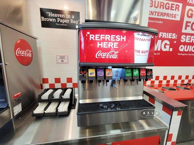 FIVE GUYS 韓國分店,FIVE GUYS 首爾,汝矣島現代百貨 FIVE GUYS,The Hyundai Seoul 美食,韓國必吃漢堡店推薦,汝矣島必吃美食,FIVE GUYS 招牌漢堡,首爾自由行美食攻略,FIVE GUYS 韓國汝矣島分店,首爾汝矣島現代百貨推薦美食,five guys 漢堡,five guys 韓國菜單,five guys 漢堡韓國,韓國漢堡推薦,韓國shake shack分店,韓國連鎖漢堡,韓國 美國 漢堡,美國漢堡店,shake shack韓國中文菜單,shake shack韓國,汝矣島現代百貨 交通,汝矣島現代百貨地鐵出口,汝矣島現代百貨交通,汝矣島現代百貨樓層品牌