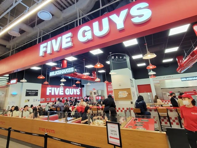 FIVE GUYS 韓國分店,FIVE GUYS 首爾,汝矣島現代百貨 FIVE GUYS,The Hyundai Seoul 美食,韓國必吃漢堡店推薦,汝矣島必吃美食,FIVE GUYS 招牌漢堡,首爾自由行美食攻略,FIVE GUYS 韓國汝矣島分店,首爾汝矣島現代百貨推薦美食,five guys 漢堡,five guys 韓國菜單,five guys 漢堡韓國,韓國漢堡推薦,韓國shake shack分店,韓國連鎖漢堡,韓國 美國 漢堡,美國漢堡店,shake shack韓國中文菜單,shake shack韓國