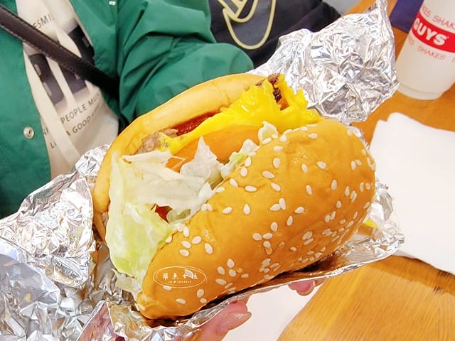FIVE GUYS 韓國分店,FIVE GUYS 首爾,汝矣島現代百貨 FIVE GUYS,The Hyundai Seoul 美食,韓國必吃漢堡店推薦,汝矣島必吃美食,FIVE GUYS 招牌漢堡,首爾自由行美食攻略,FIVE GUYS 韓國汝矣島分店,首爾汝矣島現代百貨推薦美食,five guys 漢堡,five guys 韓國菜單,five guys 漢堡韓國,韓國漢堡推薦,韓國shake shack分店,韓國連鎖漢堡,韓國 美國 漢堡,美國漢堡店,shake shack韓國中文菜單,shake shack韓國,汝矣島現代百貨 交通,汝矣島現代百貨地鐵出口,汝矣島現代百貨交通,汝矣島現代百貨樓層品牌