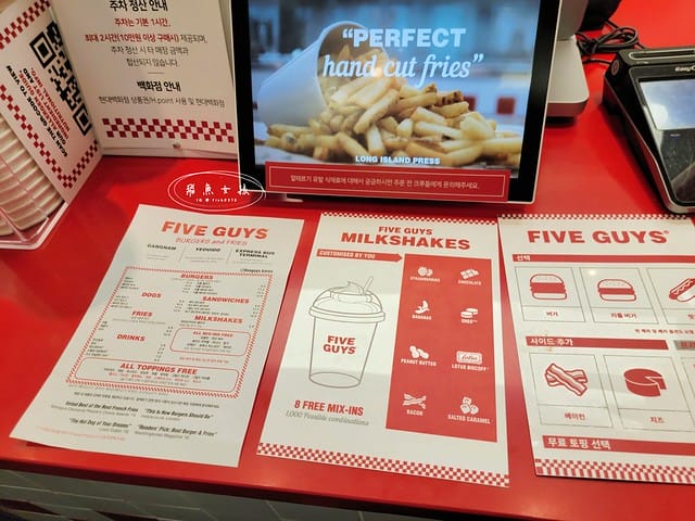 FIVE GUYS 韓國分店,FIVE GUYS 首爾,汝矣島現代百貨 FIVE GUYS,The Hyundai Seoul 美食,韓國必吃漢堡店推薦,汝矣島必吃美食,FIVE GUYS 招牌漢堡,首爾自由行美食攻略,FIVE GUYS 韓國汝矣島分店,首爾汝矣島現代百貨推薦美食,five guys 漢堡,five guys 韓國菜單,five guys 漢堡韓國,韓國漢堡推薦,韓國shake shack分店,韓國連鎖漢堡,韓國 美國 漢堡,美國漢堡店,shake shack韓國中文菜單,shake shack韓國,汝矣島現代百貨 交通,汝矣島現代百貨地鐵出口,汝矣島現代百貨交通,汝矣島現代百貨樓層品牌