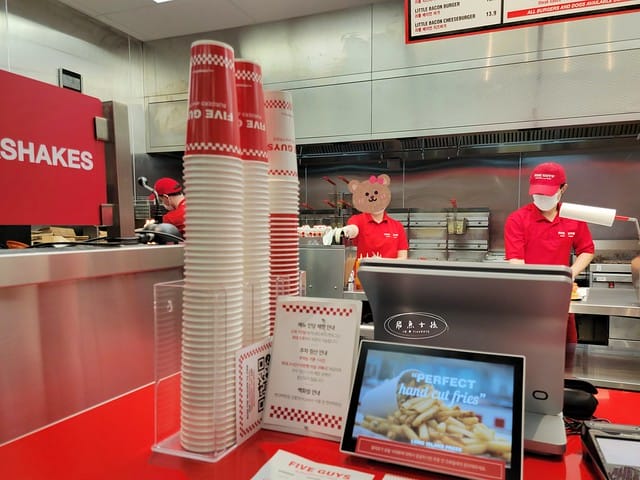 FIVE GUYS 韓國分店,FIVE GUYS 首爾,汝矣島現代百貨 FIVE GUYS,The Hyundai Seoul 美食,韓國必吃漢堡店推薦,汝矣島必吃美食,FIVE GUYS 招牌漢堡,首爾自由行美食攻略,FIVE GUYS 韓國汝矣島分店,首爾汝矣島現代百貨推薦美食,five guys 漢堡,five guys 韓國菜單,five guys 漢堡韓國,韓國漢堡推薦,韓國shake shack分店,韓國連鎖漢堡,韓國 美國 漢堡,美國漢堡店,shake shack韓國中文菜單,shake shack韓國,汝矣島現代百貨 交通,汝矣島現代百貨地鐵出口,汝矣島現代百貨交通,汝矣島現代百貨樓層品牌