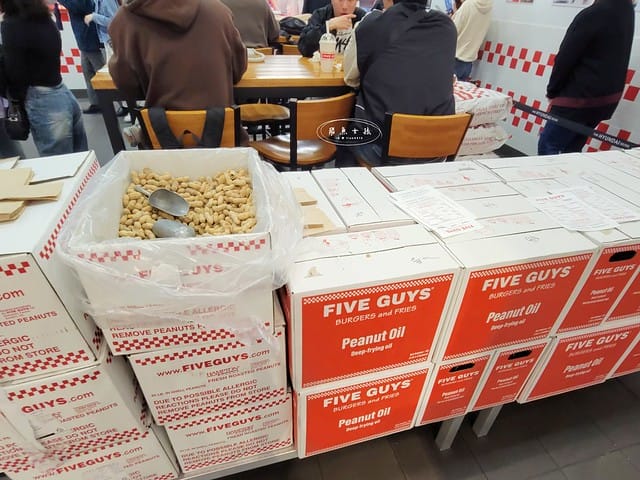 FIVE GUYS 韓國分店,FIVE GUYS 首爾,汝矣島現代百貨 FIVE GUYS,The Hyundai Seoul 美食,韓國必吃漢堡店推薦,汝矣島必吃美食,FIVE GUYS 招牌漢堡,首爾自由行美食攻略,FIVE GUYS 韓國汝矣島分店,首爾汝矣島現代百貨推薦美食,five guys 漢堡,five guys 韓國菜單,five guys 漢堡韓國,韓國漢堡推薦,韓國shake shack分店,韓國連鎖漢堡,韓國 美國 漢堡,美國漢堡店,shake shack韓國中文菜單,shake shack韓國,汝矣島現代百貨 交通,汝矣島現代百貨地鐵出口,汝矣島現代百貨交通,汝矣島現代百貨樓層品牌