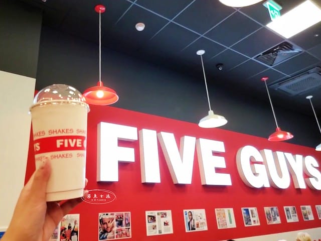 FIVE GUYS 韓國分店,FIVE GUYS 首爾,汝矣島現代百貨 FIVE GUYS,The Hyundai Seoul 美食,韓國必吃漢堡店推薦,汝矣島必吃美食,FIVE GUYS 招牌漢堡,首爾自由行美食攻略,FIVE GUYS 韓國汝矣島分店,首爾汝矣島現代百貨推薦美食,five guys 漢堡,five guys 韓國菜單,five guys 漢堡韓國,韓國漢堡推薦,韓國shake shack分店,韓國連鎖漢堡,韓國 美國 漢堡,美國漢堡店,shake shack韓國中文菜單,shake shack韓國,汝矣島現代百貨 交通,汝矣島現代百貨地鐵出口,汝矣島現代百貨交通,汝矣島現代百貨樓層品牌