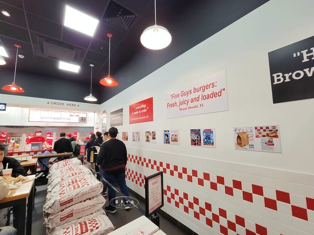 FIVE GUYS 韓國分店,FIVE GUYS 首爾,汝矣島現代百貨 FIVE GUYS,The Hyundai Seoul 美食,韓國必吃漢堡店推薦,汝矣島必吃美食,FIVE GUYS 招牌漢堡,首爾自由行美食攻略,FIVE GUYS 韓國汝矣島分店,首爾汝矣島現代百貨推薦美食,five guys 漢堡,five guys 韓國菜單,five guys 漢堡韓國,韓國漢堡推薦,韓國shake shack分店,韓國連鎖漢堡,韓國 美國 漢堡,美國漢堡店,shake shack韓國中文菜單,shake shack韓國,汝矣島現代百貨 交通,汝矣島現代百貨地鐵出口,汝矣島現代百貨交通,汝矣島現代百貨樓層品牌