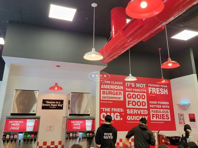 FIVE GUYS 韓國分店,FIVE GUYS 首爾,汝矣島現代百貨 FIVE GUYS,The Hyundai Seoul 美食,韓國必吃漢堡店推薦,汝矣島必吃美食,FIVE GUYS 招牌漢堡,首爾自由行美食攻略,FIVE GUYS 韓國汝矣島分店,首爾汝矣島現代百貨推薦美食,five guys 漢堡,five guys 韓國菜單,five guys 漢堡韓國,韓國漢堡推薦,韓國shake shack分店,韓國連鎖漢堡,韓國 美國 漢堡,美國漢堡店,shake shack韓國中文菜單,shake shack韓國,汝矣島現代百貨 交通,汝矣島現代百貨地鐵出口,汝矣島現代百貨交通,汝矣島現代百貨樓層品牌