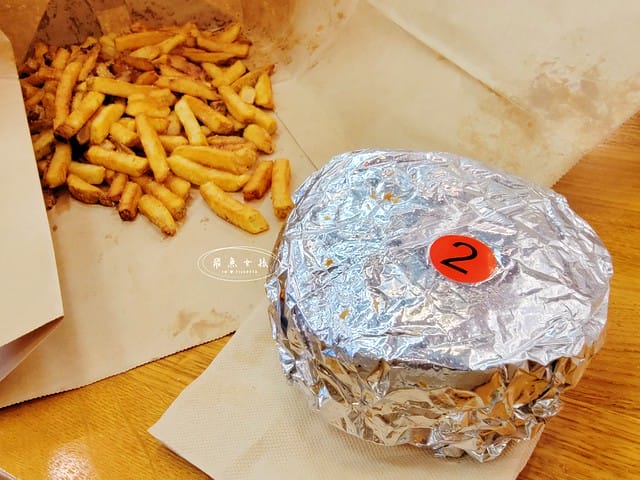 FIVE GUYS 韓國分店,FIVE GUYS 首爾,汝矣島現代百貨 FIVE GUYS,The Hyundai Seoul 美食,韓國必吃漢堡店推薦,汝矣島必吃美食,FIVE GUYS 招牌漢堡,首爾自由行美食攻略,FIVE GUYS 韓國汝矣島分店,首爾汝矣島現代百貨推薦美食,five guys 漢堡,five guys 韓國菜單,five guys 漢堡韓國,韓國漢堡推薦,韓國shake shack分店,韓國連鎖漢堡,韓國 美國 漢堡,美國漢堡店,shake shack韓國中文菜單,shake shack韓國,汝矣島現代百貨 交通,汝矣島現代百貨地鐵出口,汝矣島現代百貨交通,汝矣島現代百貨樓層品牌