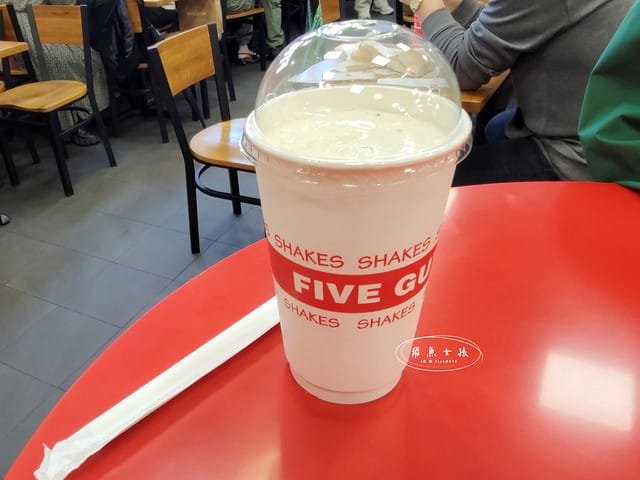 FIVE GUYS 韓國分店,FIVE GUYS 首爾,汝矣島現代百貨 FIVE GUYS,The Hyundai Seoul 美食,韓國必吃漢堡店推薦,汝矣島必吃美食,FIVE GUYS 招牌漢堡,首爾自由行美食攻略,FIVE GUYS 韓國汝矣島分店,首爾汝矣島現代百貨推薦美食,five guys 漢堡,five guys 韓國菜單,five guys 漢堡韓國,韓國漢堡推薦,韓國shake shack分店,韓國連鎖漢堡,韓國 美國 漢堡,美國漢堡店,shake shack韓國中文菜單,shake shack韓國,汝矣島現代百貨 交通,汝矣島現代百貨地鐵出口,汝矣島現代百貨交通,汝矣島現代百貨樓層品牌