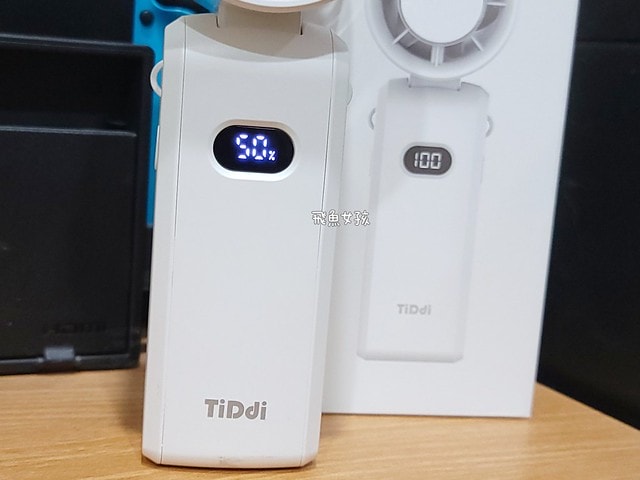 TiDdi評價,TiDdi折疊風扇好用嗎,戶外手持風扇開箱,涼爽頸掛式風扇推薦,多段風速手持風扇,掛脖涼風扇開箱,便攜式涼感風扇分享,露營充電電風扇分享,高續航力手持風扇,冷敷風扇實測,大風量隨身風扇推薦,迷你風扇開箱,夏天必備超涼風扇,製冷手持風扇,通勤用小風扇,夏天必備電風扇,手持電風扇推薦dcard,手持電風扇推薦ptt,手持風扇ptt,掛脖風扇ptt,tiddi評價ptt,