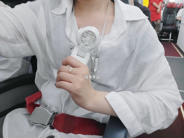 TiDdi評價,TiDdi折疊風扇好用嗎,戶外手持風扇開箱,涼爽頸掛式風扇推薦,多段風速手持風扇,掛脖涼風扇開箱,便攜式涼感風扇分享,露營充電電風扇分享,高續航力手持風扇,冷敷風扇實測,大風量隨身風扇推薦,迷你風扇開箱,夏天必備超涼風扇,製冷手持風扇,通勤用小風扇,夏天必備電風扇,手持電風扇推薦dcard,手持電風扇推薦ptt,手持風扇ptt,掛脖風扇ptt,tiddi評價ptt,