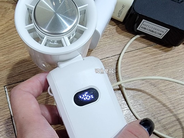 TiDdi評價,TiDdi折疊風扇好用嗎,戶外手持風扇開箱,涼爽頸掛式風扇推薦,多段風速手持風扇,掛脖涼風扇開箱,便攜式涼感風扇分享,露營充電電風扇分享,高續航力手持風扇,冷敷風扇實測,大風量隨身風扇推薦,迷你風扇開箱,夏天必備超涼風扇,製冷手持風扇,通勤用小風扇,夏天必備電風扇,手持電風扇推薦dcard,手持電風扇推薦ptt,手持風扇ptt,掛脖風扇ptt,tiddi評價ptt,