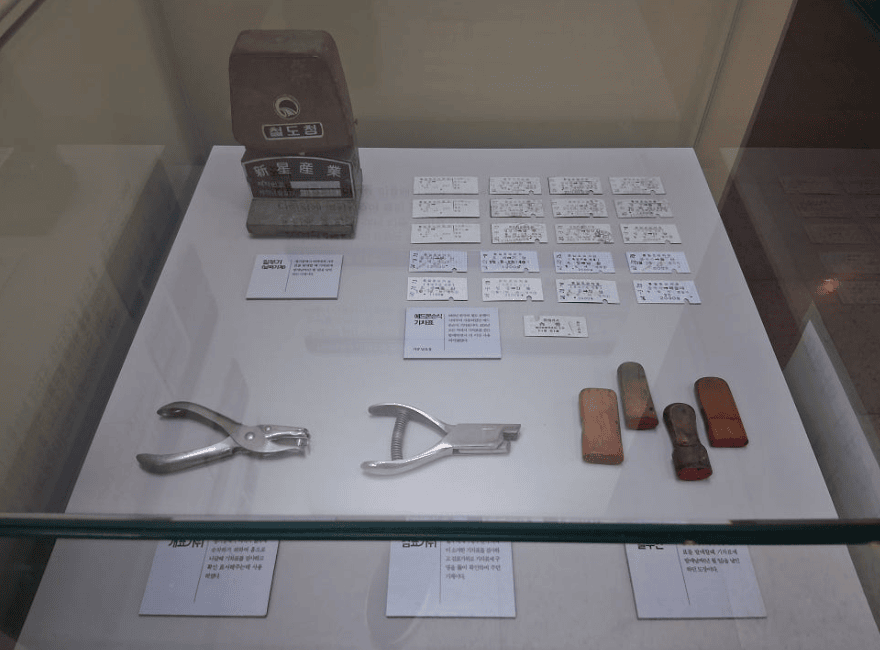 她的日與夜,她的日與夜鄭恩地,日與夜的她鄭恩地,清州到首爾交通,清州 到首爾 PTT,清州b3公車時刻表,清州 四天三夜,清州自由行dcard,清州自由行 dcard,清州景點,清州站,舊清州站公園,清州火車站,清州,清州博物館,易斯達航空紅眼班機,清州機場怎麼去首爾,清州機場交通方式,韓國清州機場巴士,首爾到清州機場多久,清州機場到首爾高速巴士,清州到首爾,清州到首爾要多久,清州到首爾dcard,清州到首爾巴士,清州高速巴士客運站,清州到首爾巴士時間,清州到首爾ktx,清州機場到五松站,首爾到清州機場巴士